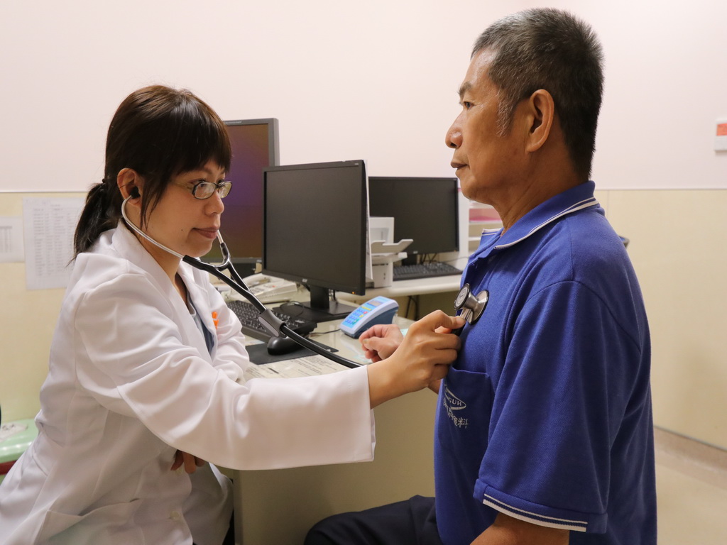 ▲醫生診治情形。(圖／林重鎣攝2019.10.8)