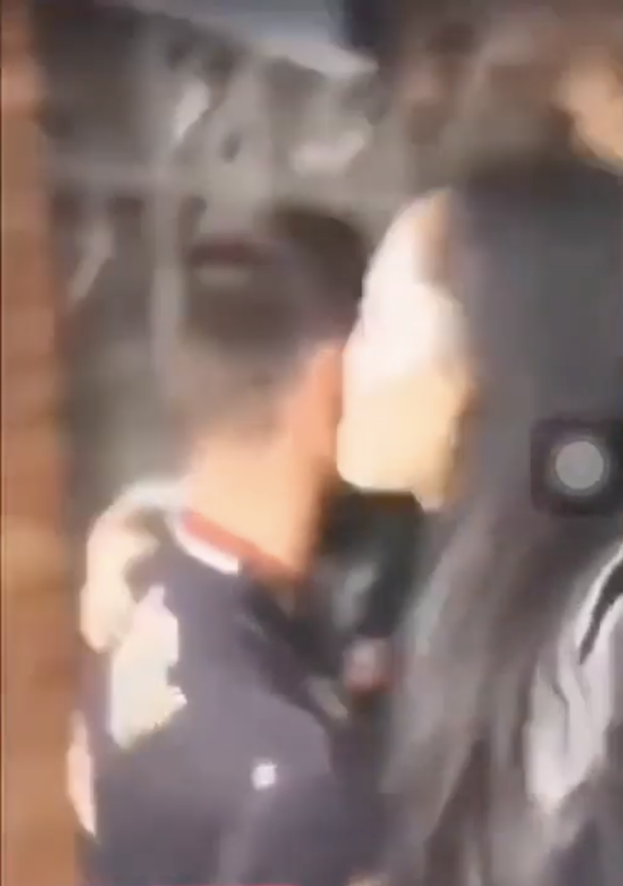 ▲這位黑長髮的女球迷竟試圖摟著梅西，甚至「強吻」了梅西。（圖／翻攝自影片）