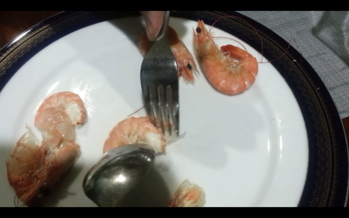 ▲從影片中可以看到，這位剝蝦達人僅僅用了 3 秒鐘，就將一隻蝦剝好（圖／翻攝自影片）