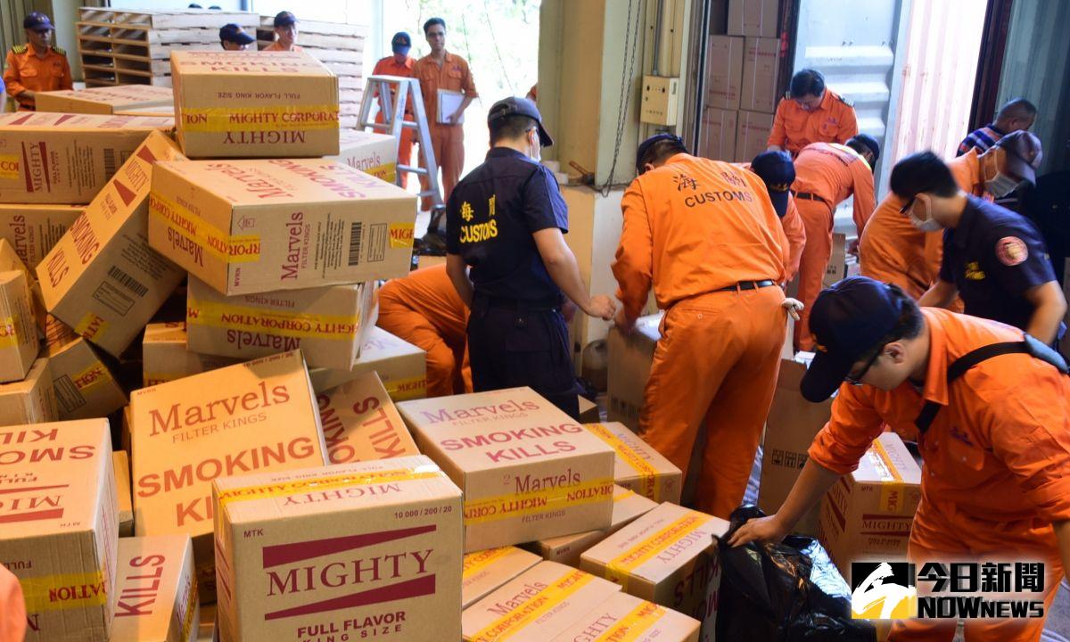 ▲財政部關務署高雄關緝獲4只轉口貨櫃匿藏市價破億元的未稅菸品。(圖／記者黃守作攝，2019.10.08)  