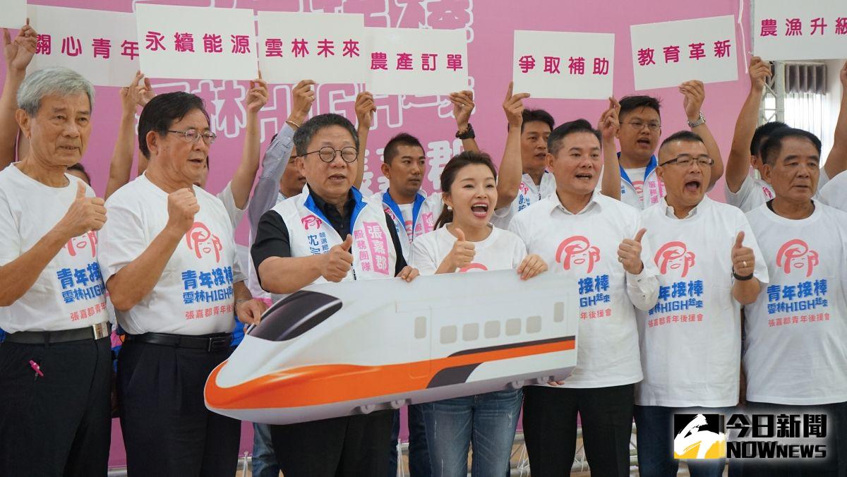 ▲議長沈宗隆等人將高鐵車廂意象模型贈送給張嘉郡。（圖／記者蘇榮泉攝，2019.10.08）