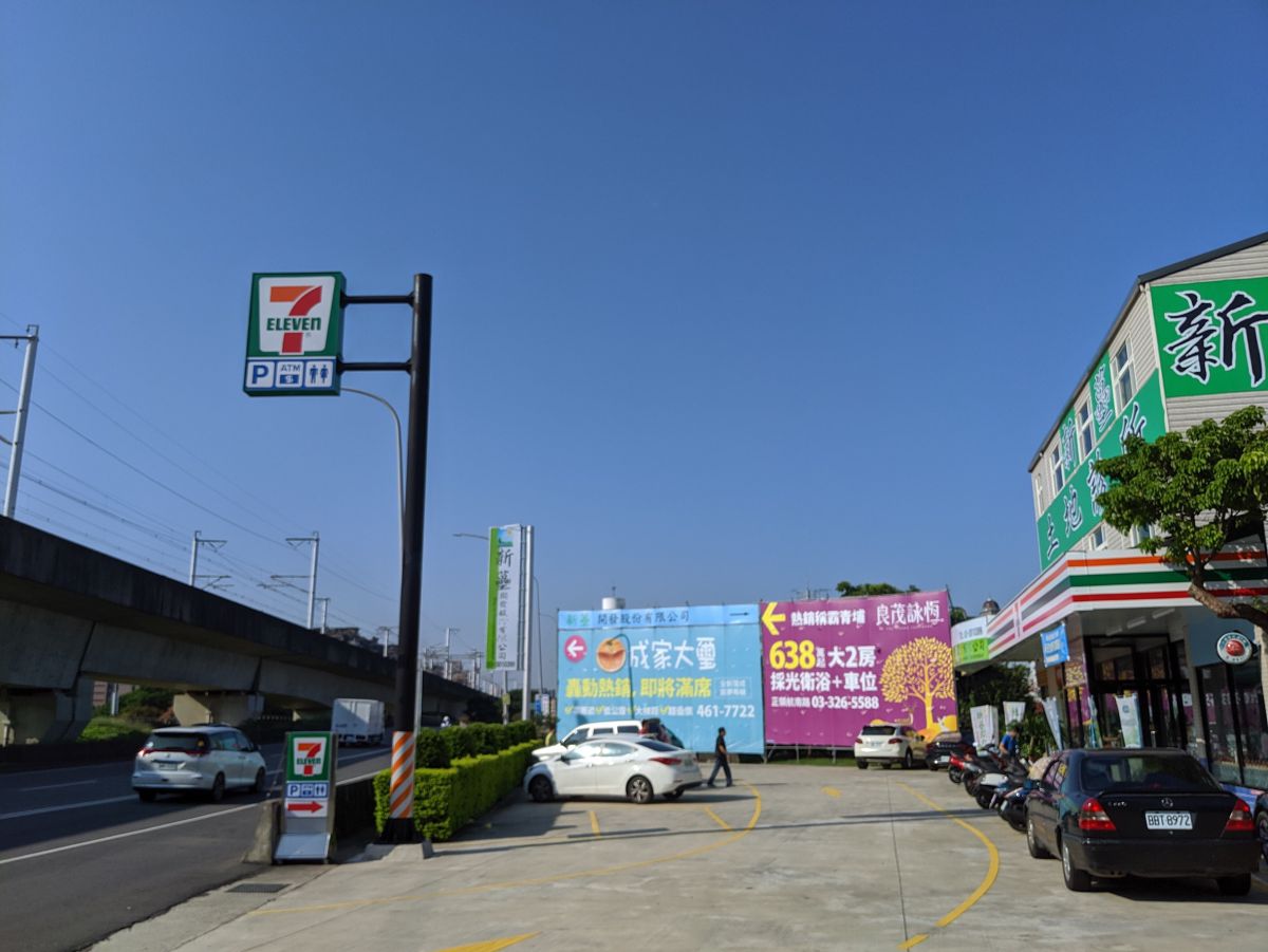 ▲桃園青埔特區近年移入不少居住人口，超商也一家接一家開出。(圖／信義房屋提供)