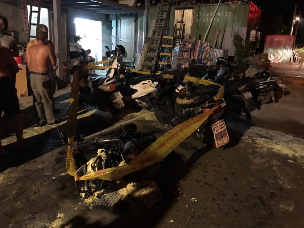 ▲金門昨日深夜警傳機車火警，警方帶回1名疑似縱火犯。（圖／金門消防局提供）