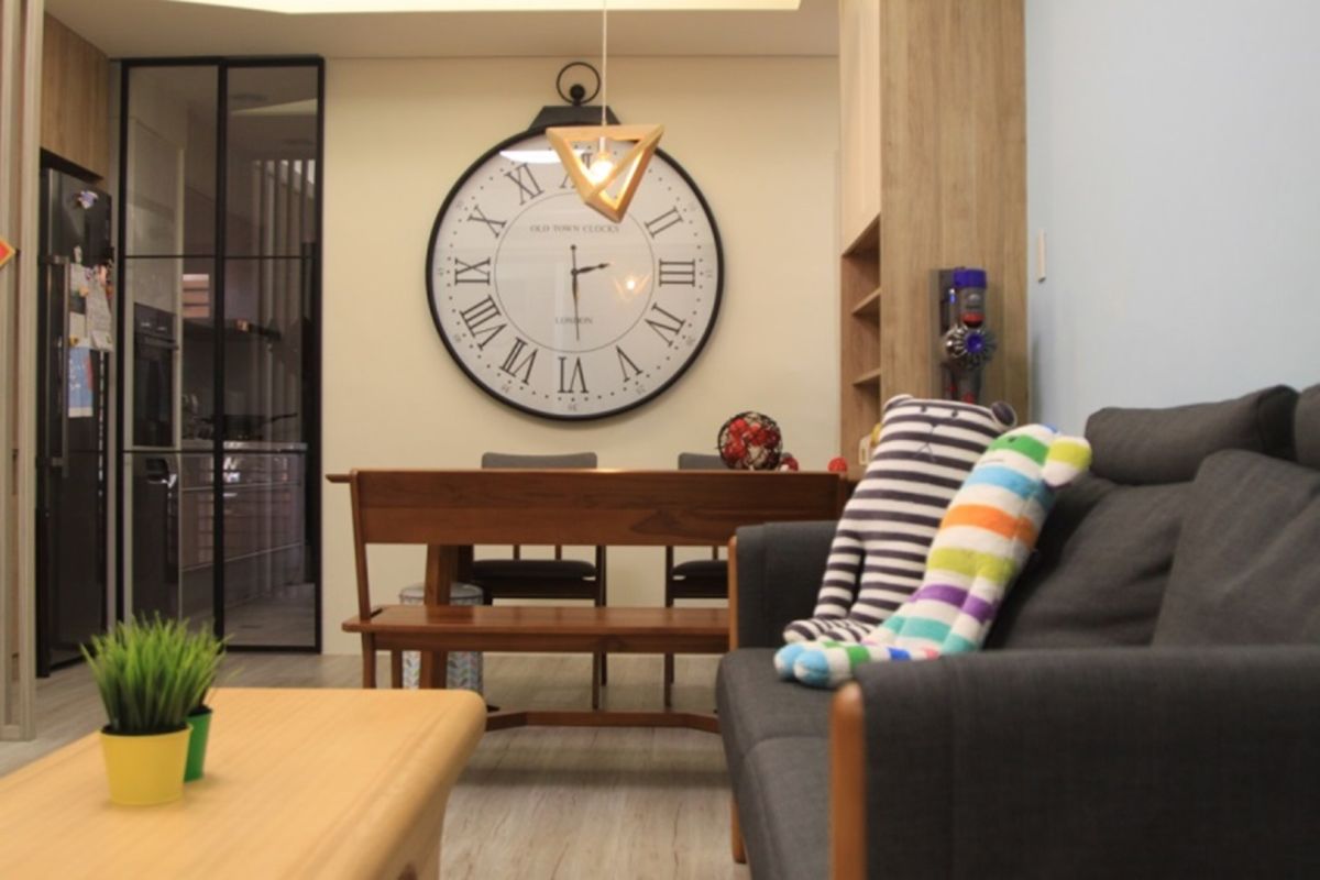 ▲利用書桌或矮牆將客廳與書房隔開，可有效區別空間又不至於太過封閉。（圖／長城室內裝修提供）