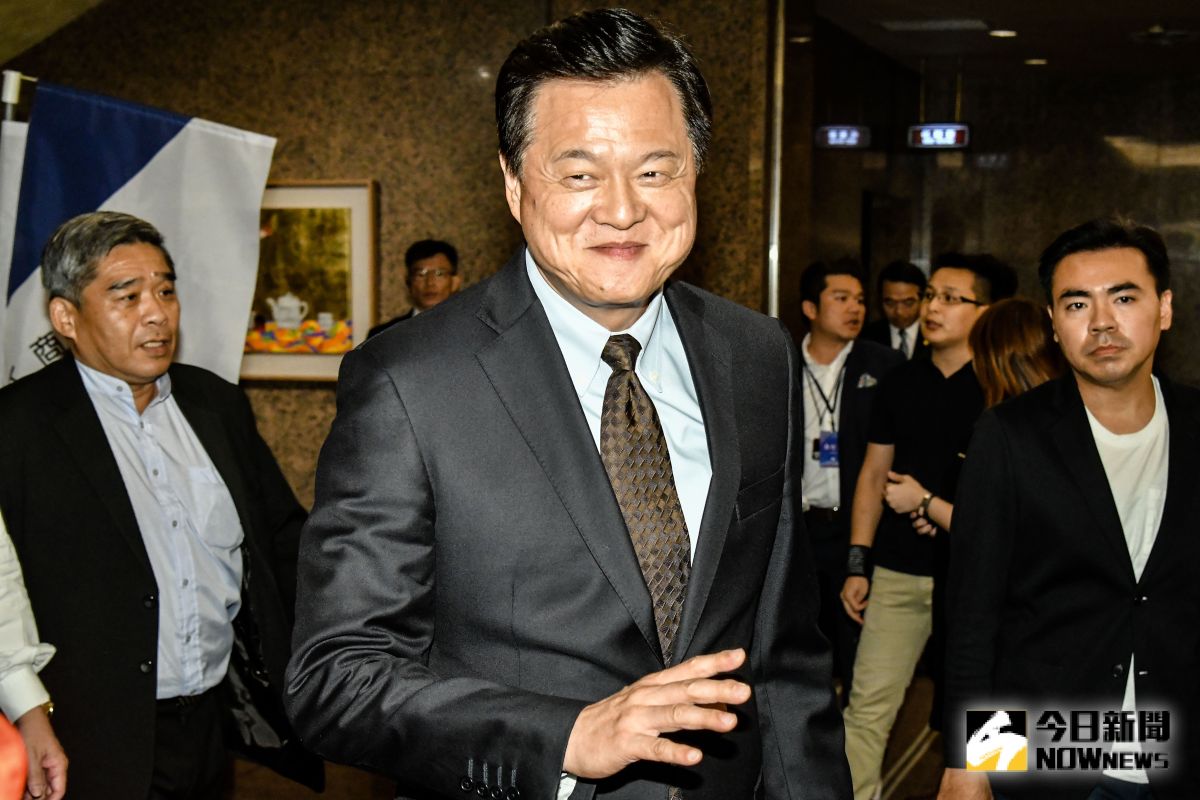 ▲砂石案周錫瑋指出，民代出席協調會很正常，決定權仍在公部門，若有違法，就把韓國瑜抓去關。（圖／記者葉政勳攝 , 2019.10.08）