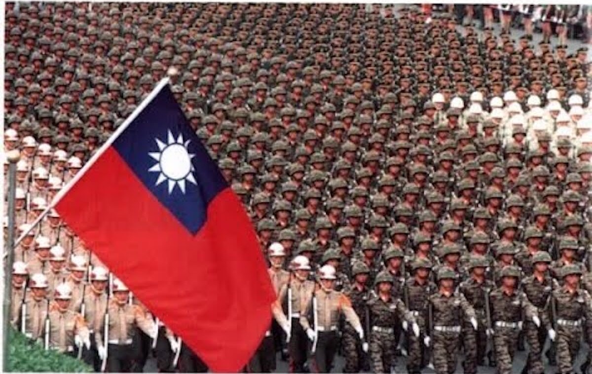 ▲「踢正步」一向被視為軍人莊嚴威武的象徵，而在展現軍力的「閱兵」典禮，除了引人矚目的除了國防武器，另一個就是軍人「踢正步」了。（圖／翻攝自影片）