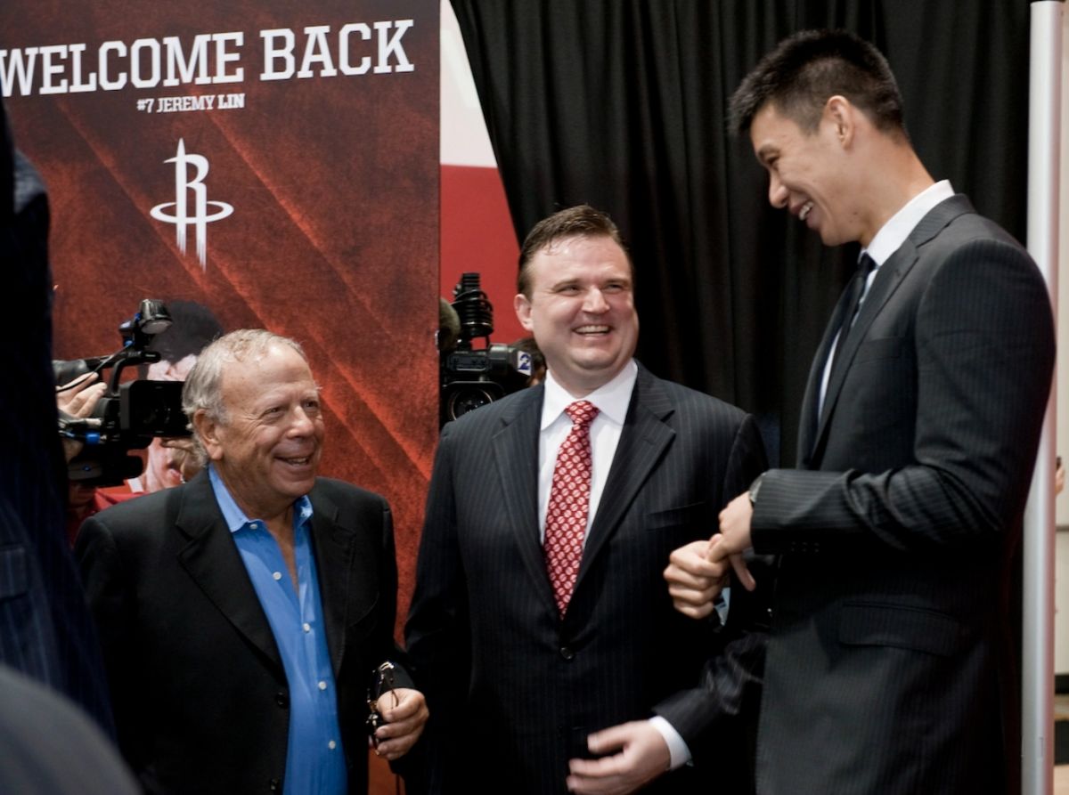 ▲火箭總管Daryl Morey(中)（資料照／美聯社／達志影像）