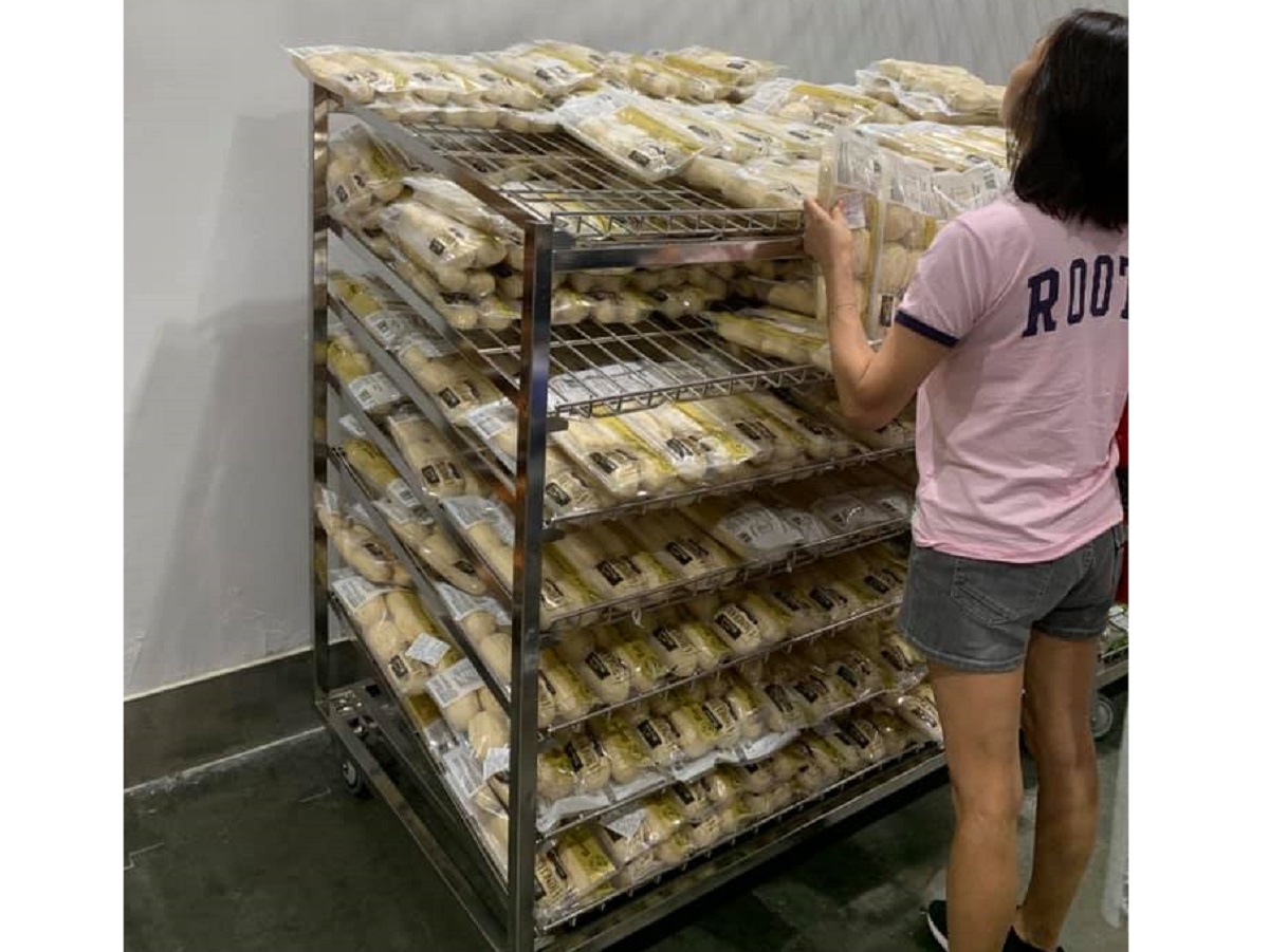 ▲外酥內軟！好市多「進口麵包」回歸了，1 顆不到 6 元。（圖／取自臉書社團 Costco好市多 商品經驗老實說）