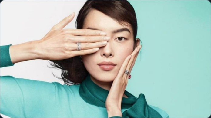 ▲大陸名模孫菲菲與知名品牌 Tiffany & Co ，因 1 張遮右眼照片，捲入香港反送中風波。（圖／翻攝自網路）