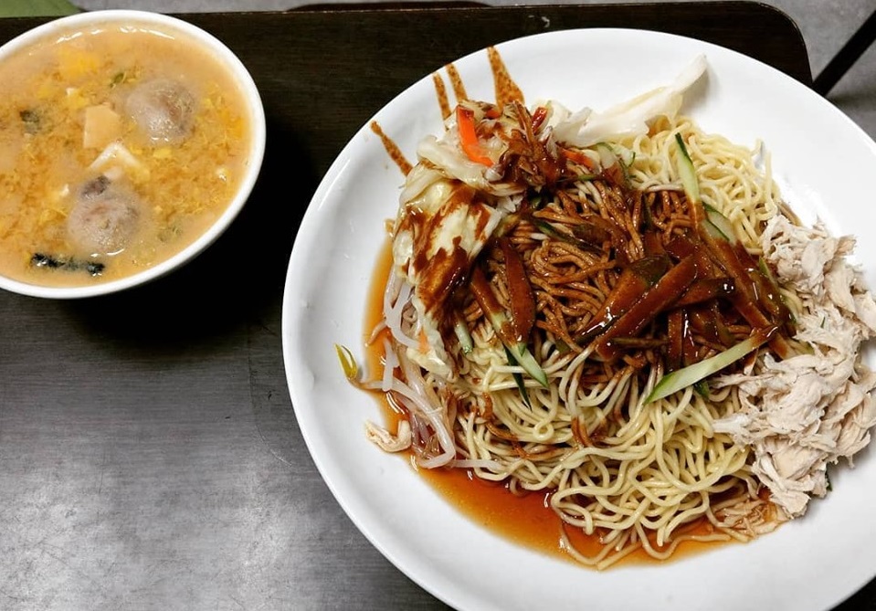 ▲有網友發現自家附近開了好多涼麵店，好奇詢問涼麵配蛋花湯是不是台北的地方名產？引發討論。（示意圖／翻攝自朱學恒的阿宅萬事通事務所臉書）