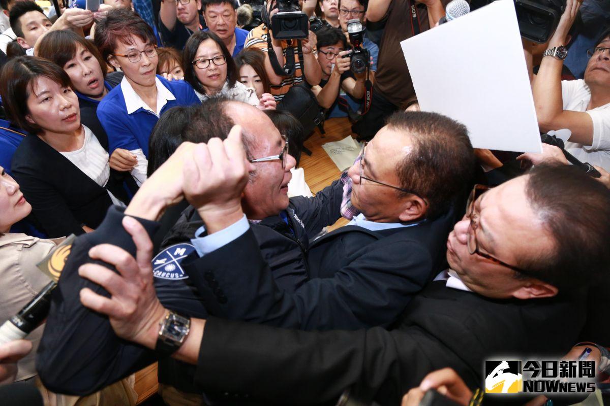 ▲雖然政治人物對於憲法有問題、需要修改有所共識，但由於修憲牽涉到許多認同及政治問題，導致修憲遙遙無期。（圖／記者葉政勳攝）