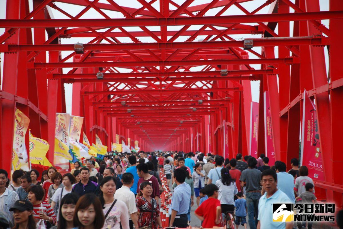 ▲西螺大橋觀光文化節，每年吸引數十萬人登橋，今年一樣令人期待。｛圖／記者郭春輝檔案照片）