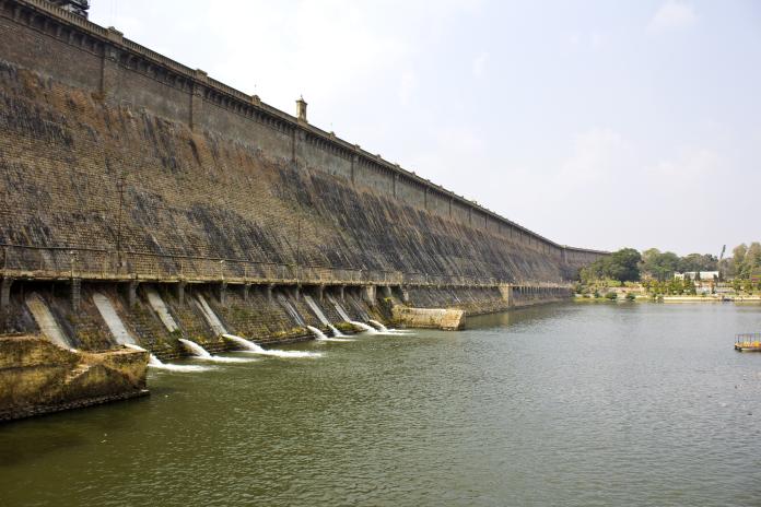 印度南部塔米爾納杜邦內的知名景點水壩「Pambar dam」發生新婚夫妻與小孩自拍致死意外，共造成四人死亡。（示意圖｜shutterstock） 