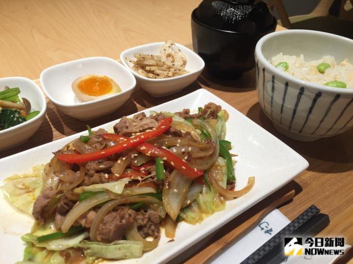▲日式定食中，常常能看到有加蓋的湯碗。（示意圖／NOWnews資料照）