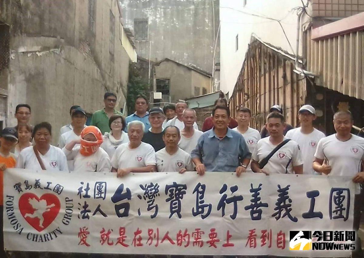 ▲在義工團的協助下，拆除破舊百年老磚厝。（圖／記者蘇榮泉攝，2019.10.09）