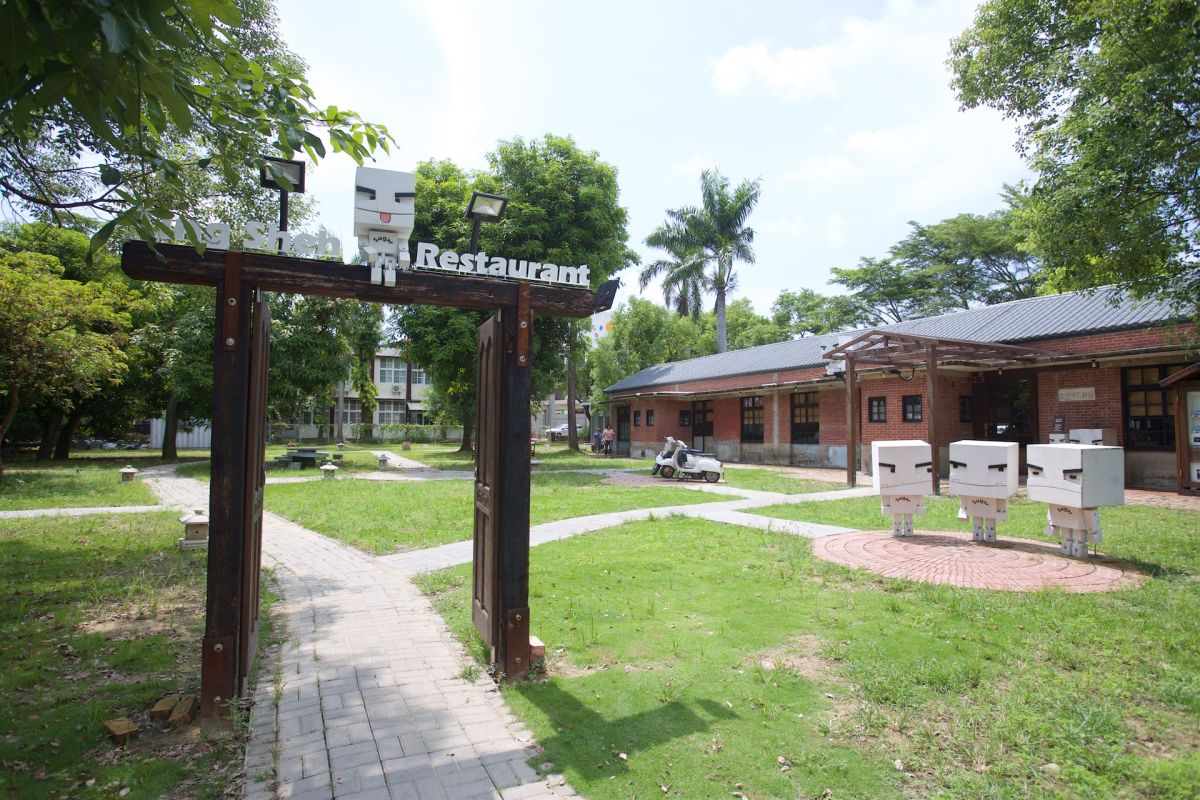 因為一句「設計師們，回鄉下去吧！」，設計師李翰凭（音同平）把工作重心轉回西港，並因此打造極富特色的西港榖倉餐廳與這間善化廳舍餐廳。（圖／陳志東攝）