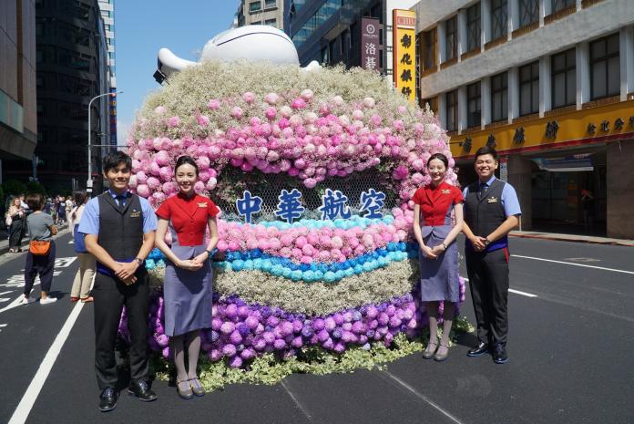 ▲華航第三年委託大葉大學造藝系製作國慶花車。（圖／記者陳雅芳攝，2019.10.09）