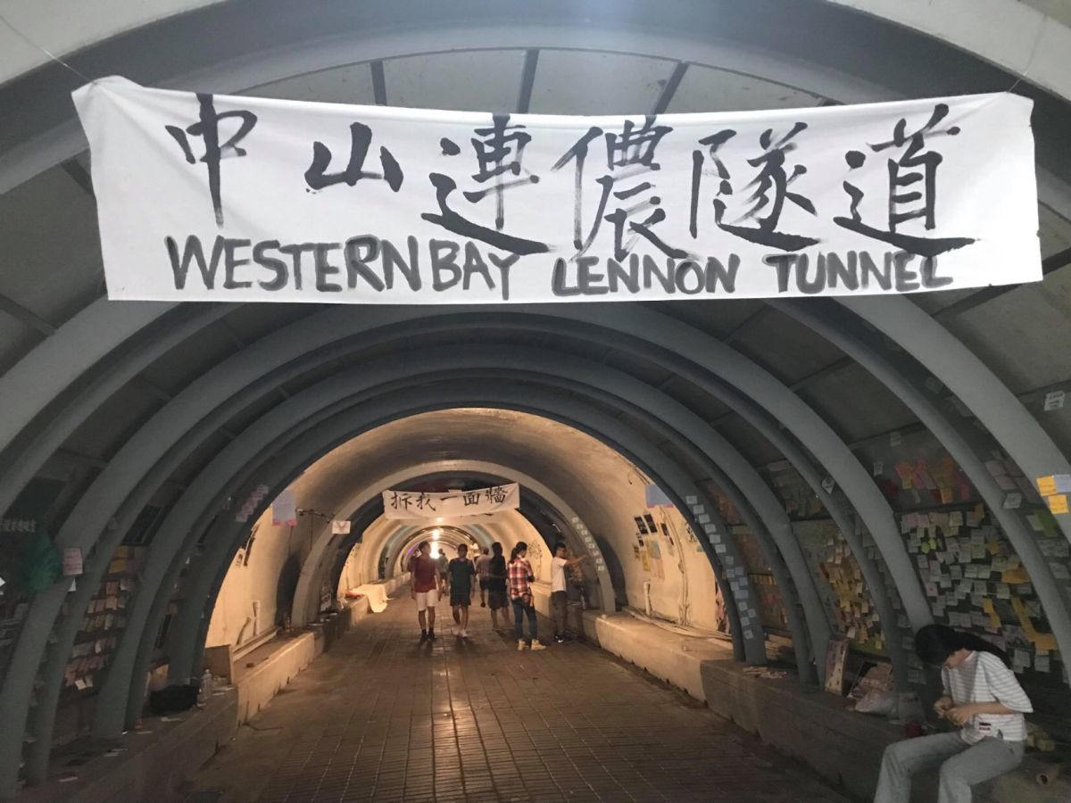 ▲學生號召學習香港「撕一貼百」的精神，將西子灣隧道變成「連儂隧道」。（圖／翻攝自國立中山大學學生會臉書）