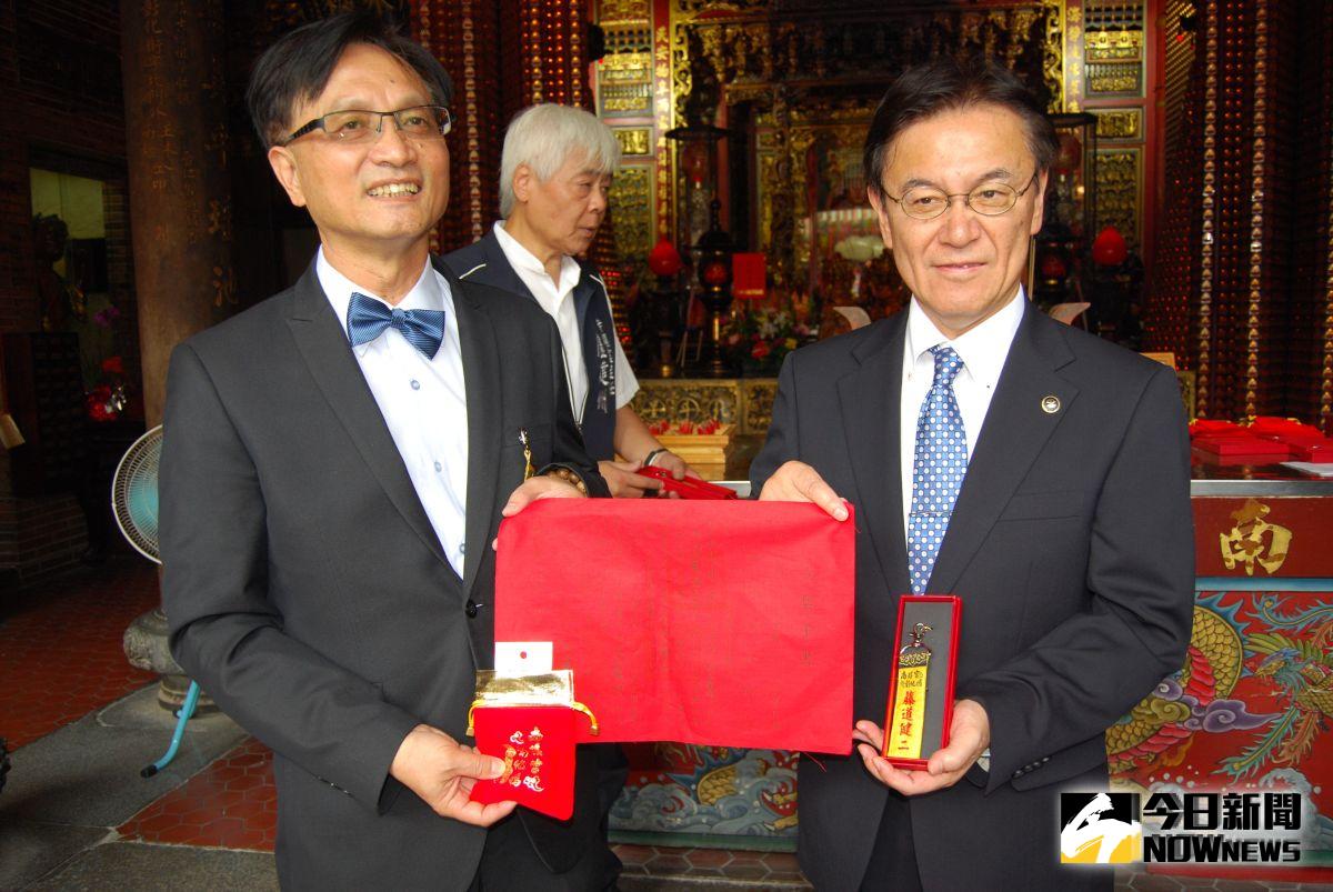 ▲日本山口縣萩市市長藤道健二（右）手持認媽祖做契子的契子書與客製化附有名字的香火袋與林世賢市長留下歷史性的一刻。（圖／記者陳雅芳攝，2019.10.09）