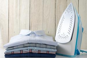 ▲家中若無熨斗，可運用吹風機加熱效果或熱水澡的蒸氣，創造出近似蒸氣熨燙的效果，就能輕鬆撫平衣服皺紋。（圖／信義居家提供）