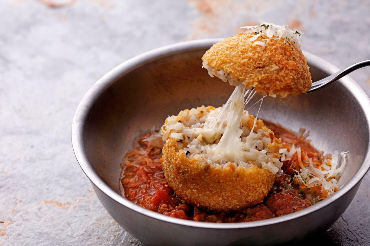 ▲全台首家「漢堡排・肉醬主題」生鮮義大利麵專門店推出，以嶄新的手法呈現出日本義大利麵最新流行吃法，一直到11日還能享有半價優惠。（圖／業者提供）