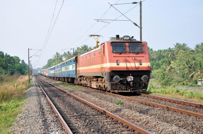 五月，印度北部哈里亞納邦，三名年輕人因在火車鐵軌上遊蕩拍照，火車靠近時跳向另一側鐵軌，其中兩名青年被對向火車當場撞死。（示意圖｜shutterstock） 