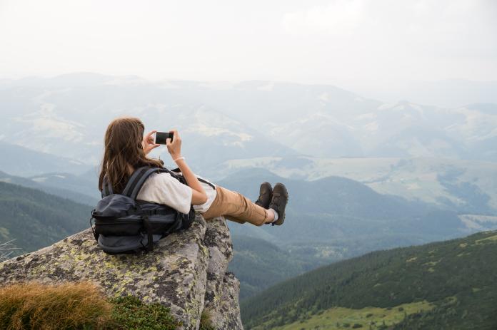 全球有許多人為了拍出好看的照片而冒險在懸崖、河邊等處自拍。（示意圖｜Shutterstock)