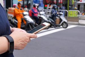 ▲外出避免低頭滑手機、戴抗噪耳機，才能提高環境覺知，提前留意隨機攻擊發生。（示意圖／取自shutterstock）