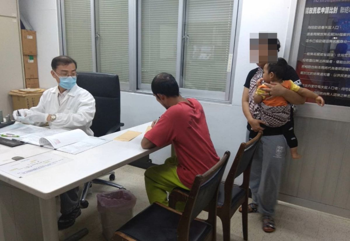▲移民署協助「黑戶寶寶」與其失聯移工父親順利返鄉。（圖／記者陳聖璋翻攝）