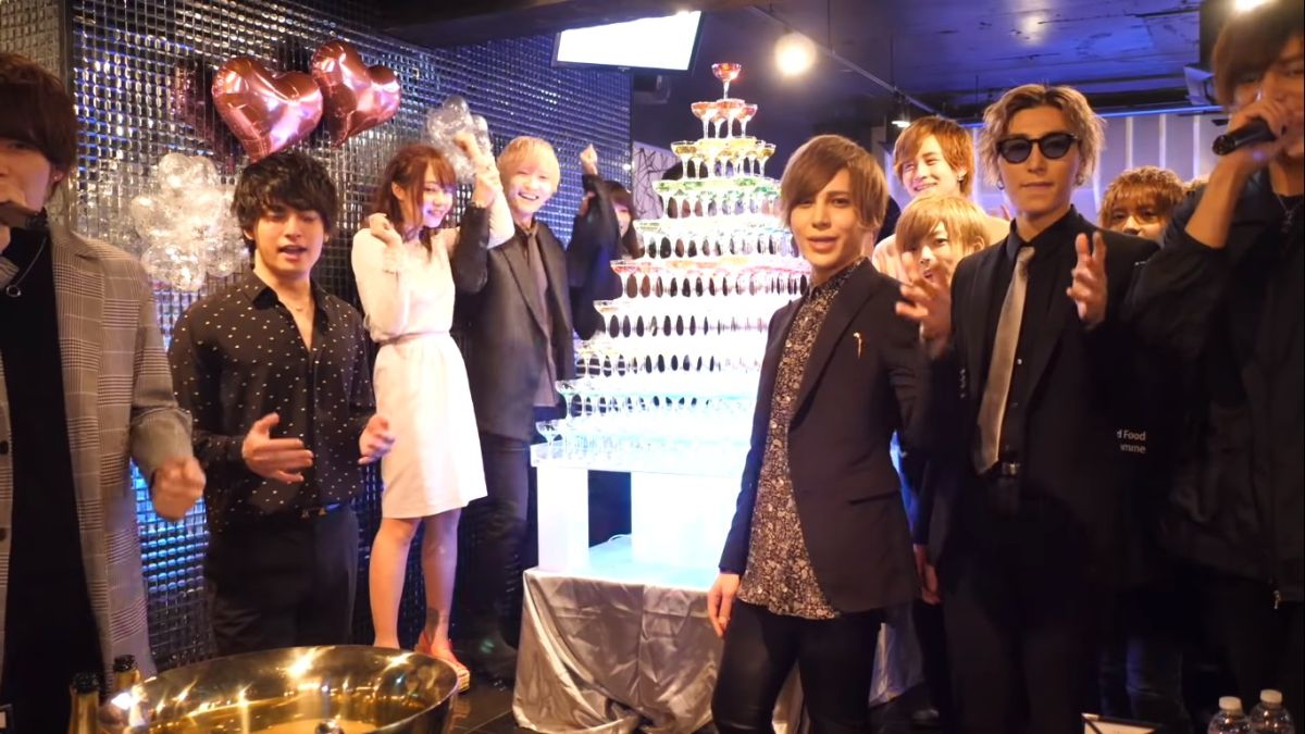 ▲日本牛郎店相當盛行，日前就有網紅實地經歷，曝光牛郎店奇葩行徑。（圖／取自 Youtube ）