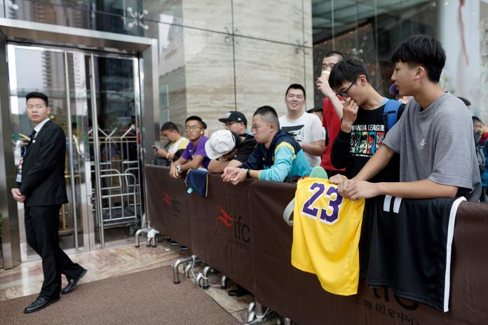NBA熱身賽將在上海舉行，仍有不少James球迷在現場等候。（圖／黃建霖攝）