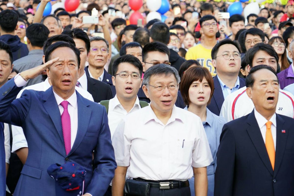 柯文哲、郭台銘、宋楚瑜於雙十國慶清晨，三人齊聚台北市政府廣場出席市府升旗典禮。（圖 / 台北市政府提供）