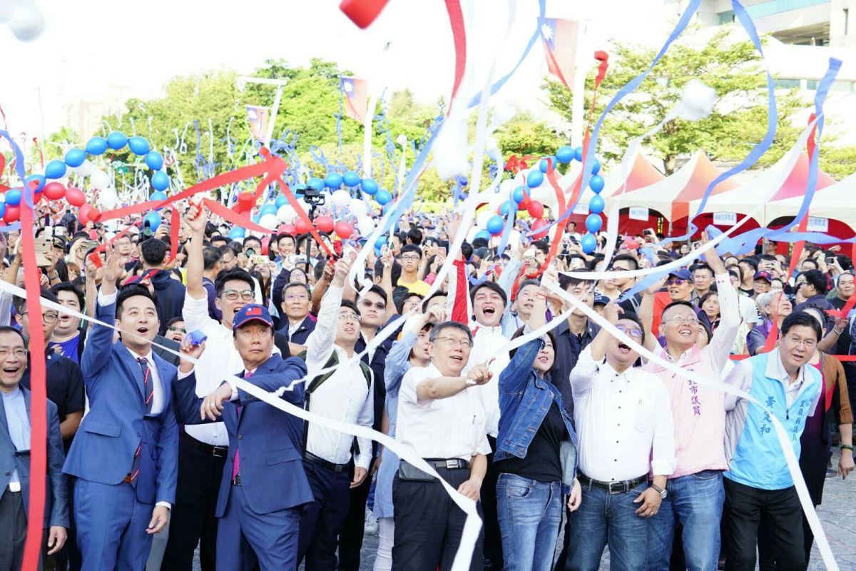 柯文哲、郭台銘、宋楚瑜於雙十國慶清晨，三人齊聚台北市政府廣場出席市府升旗典禮。（圖 / 台北市政府提供）