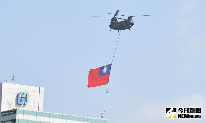 ▲108年國慶慶祝典禮，陸軍CH-47SD運輸直升機，吊掛巨幅國旗進場，並飛越觀禮台。（圖／記者葉政勳攝, 2019.10.10）