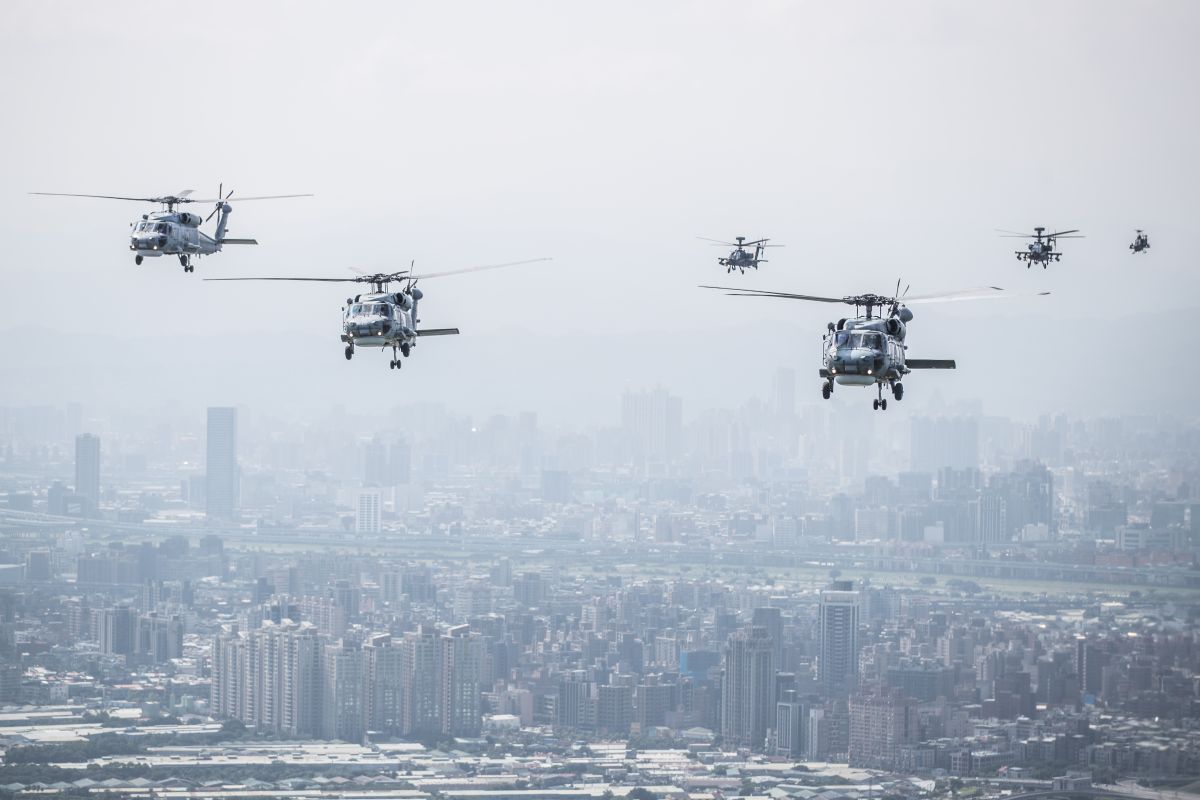 ▲108年國慶，S-70C反潛機、阿帕契攻擊直升機、超級眼鏡蛇攻擊直升機飛越觀禮台上空。（圖／軍聞社提供, 2019.10.10）