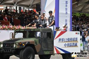 ▲108年國慶典禮，中華職棒選手搭乘悍馬車登場。（圖／NOWnew攝影中心, 2019.10.10）