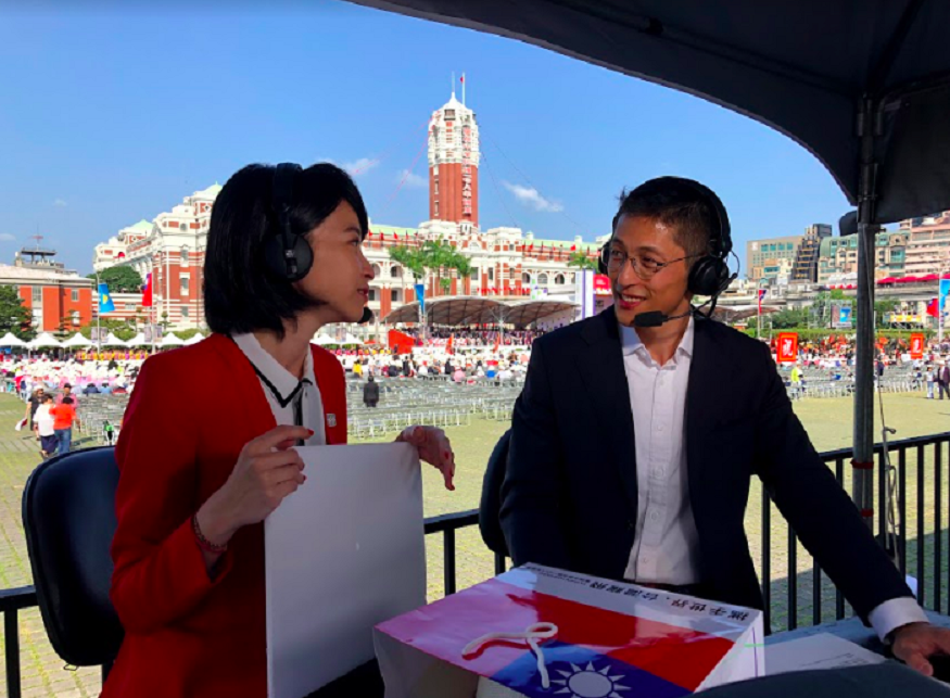 立委參選人吳怡農參加國慶活動，體驗轉播工作。 (圖/吳怡農競選辦公室提供)