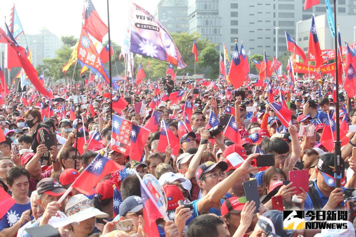 ▲國民黨總統參選人、高雄市長韓國瑜今(10)日參加上任後首次由高市府舉辦的國慶升旗典禮，主辦單位估計現場湧入近兩萬多人，旗海飄揚。(圖／記者郭俊暉攝，2019.10.10)
