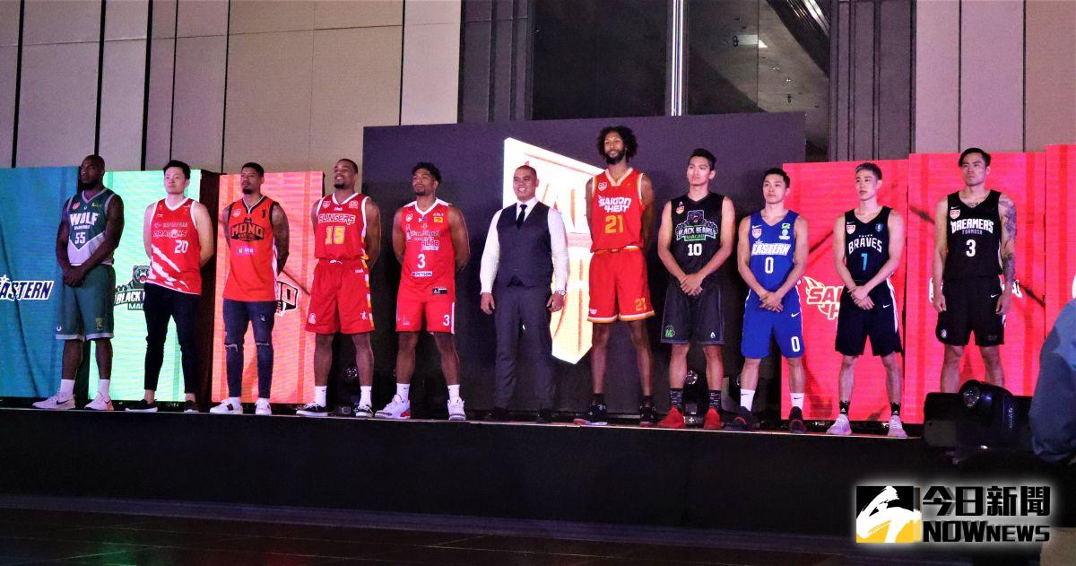 ▲ABL開季記者會，10隊代表球員及聯盟主席。（圖／鍾東穎攝 ,2019.10.10）
