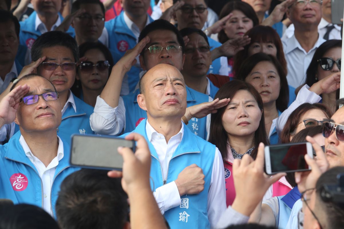 ▲高雄市長韓國瑜今(10)日參加上任後首次由高市府舉辦的國慶升旗典禮，並帶領參加民眾唱國歌。(圖／記者郭俊暉攝，2019.10.10)