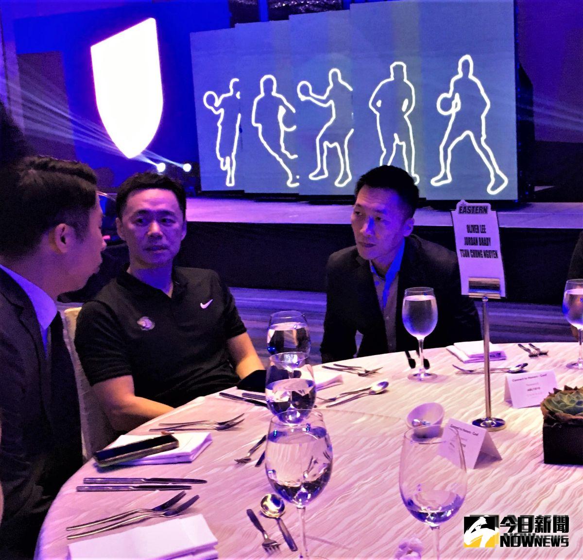 ▲ABL開季記者會，會前夢想家董事長張承中(左二)和富邦總教練許晉哲(右)先談甚歡。（圖／鍾東穎攝 ,2019.10.10）