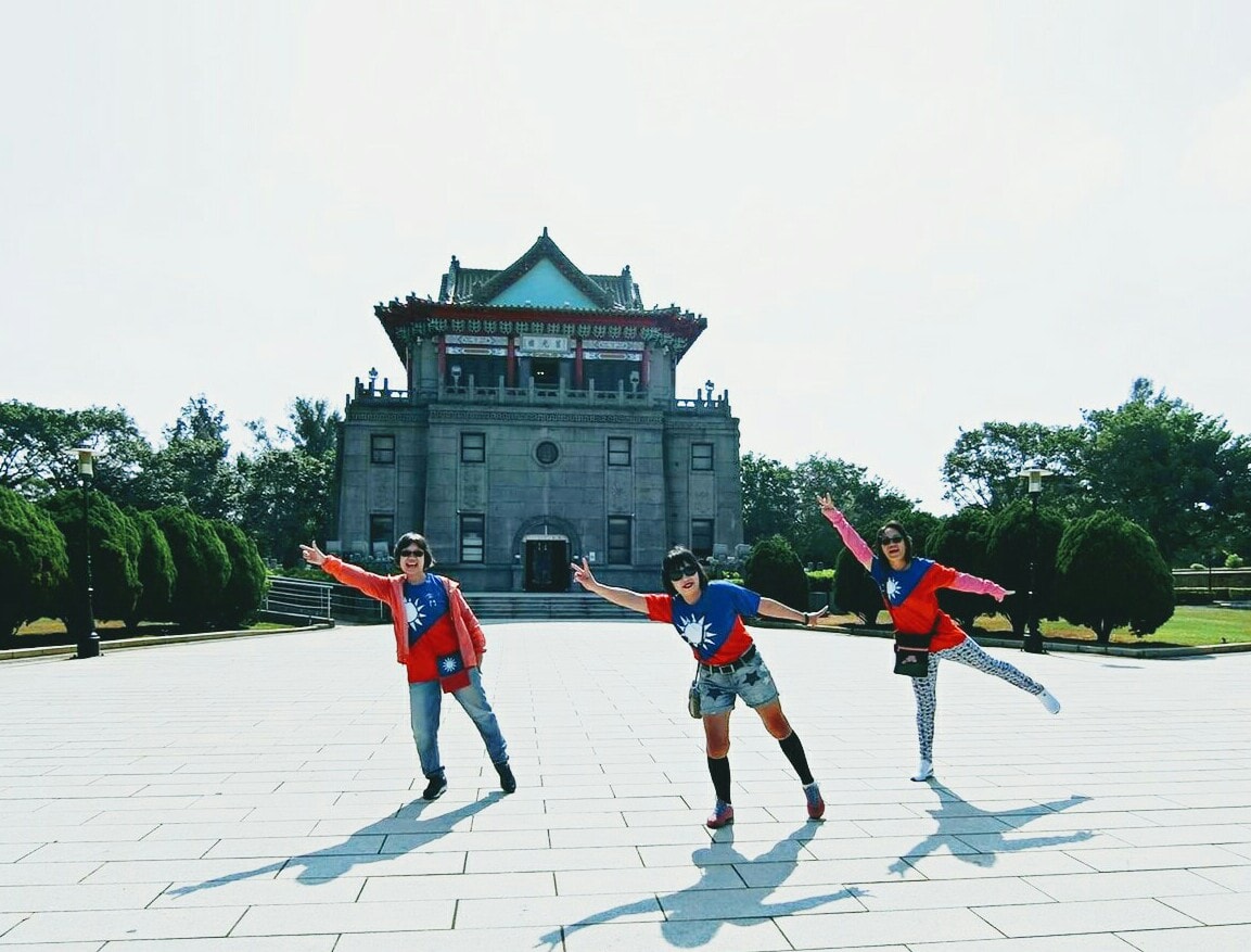 ▲響應國旗接龍活動，民眾身穿國旗裝，大膽秀出自己。（圖／翻攝自金門部落社團臉書）