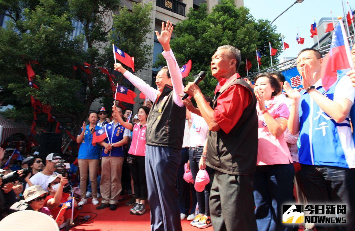 ▲郭台銘今天來到張老旺國旗屋參加升旗典禮，現場也宛如一場郭粉與韓粉拚場的舞台。（圖／記者李春台攝, 2019.10.10）