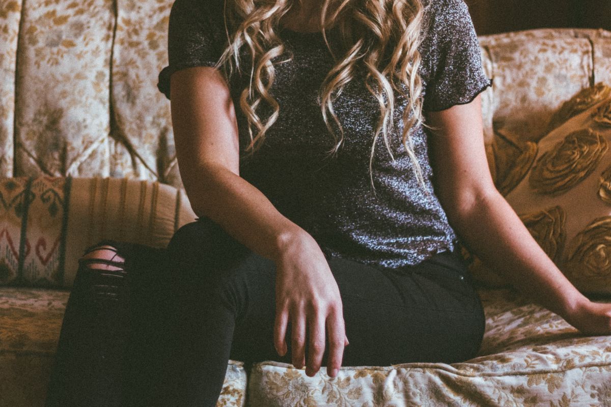 ▲加拿大一名女士在二手沙發夾縫發現勞力士名錶。（示意圖，非當事人／取自 Unsplash ）