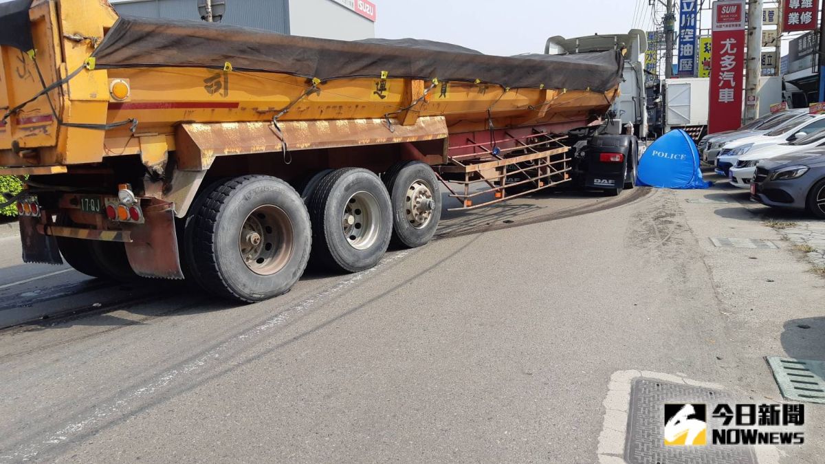 ▲虎尾往斗南的158縣道一輛雙乘載2女騎士遭後方閃避不及砂石車當場輾斃。（圖／記者簡勇鵬攝，2019.10.10）