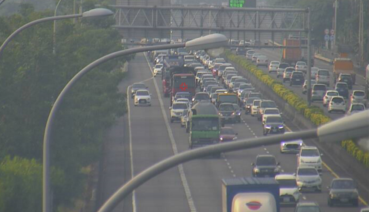 ▲為紓解國 5 車潮，交通部研擬針對特殊假日推出優惠或免費公路客運，規畫從宜蘭開始試辦。（示意圖／高公局）