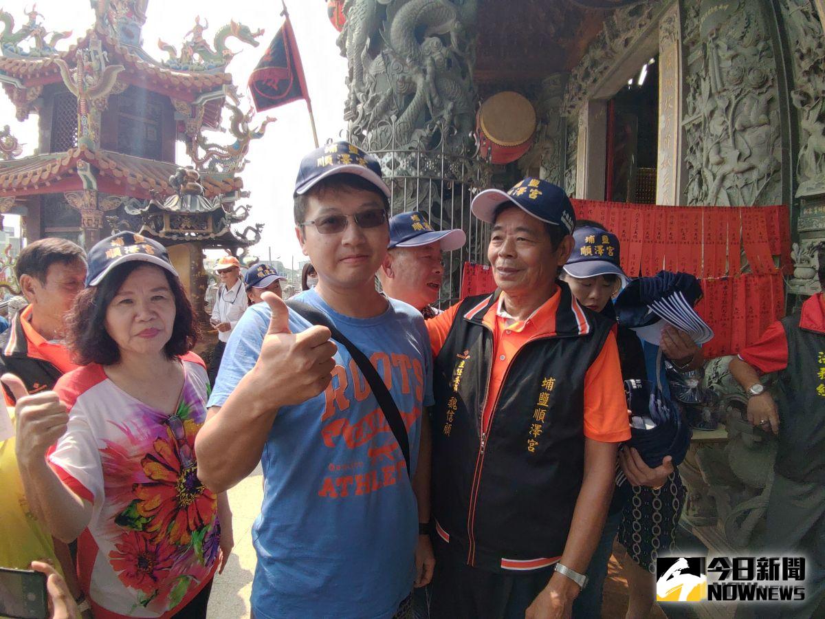 ▲神帽魅力不減，搶得「頭香」是台中來的42歲何先生。（圖／記者陳雅芳攝，2019.10.10）