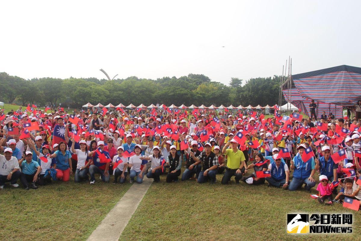 ▲斗六環保運動公園天色未亮，已有民眾摸黑排排坐等候。（圖／記者簡勇鵬攝，2019.10.10）
