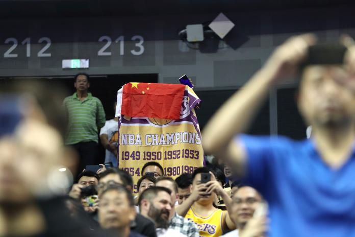 NBA上海賽仍有球迷進場，不過他們拿起標語表達他們的抗議之情。（圖／美聯社／達志影像）