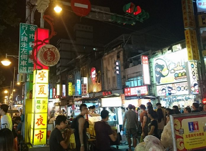▲台灣擁有「美食王國」的稱號，道地的夜市文化，更是吸引外國遊客的極大誘因。（示意圖／取自寧夏觀光夜市臉書）